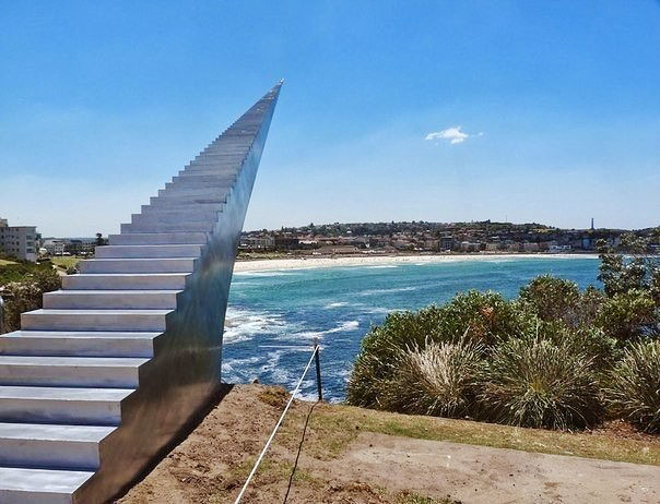 Пляж Бонди в Сиднее, Австралия. Лестница в небо