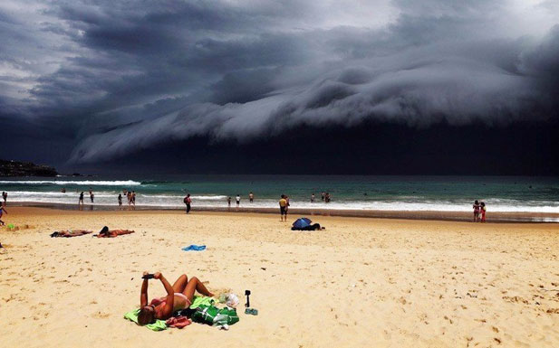 Пляж Бонди в Сиднее, Австралия. Надвигающийся шторм